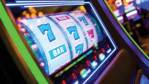 mmkk33 မိုဘိုင်းဖုန်းဖြင့် Myanmar National League ဘောလုံး live betting ကစားနေသောပုံ